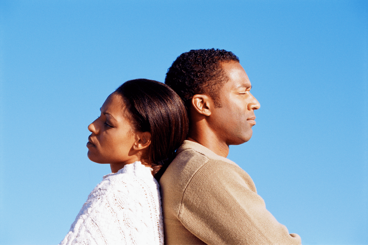 rug tegen rug, zij aan zij